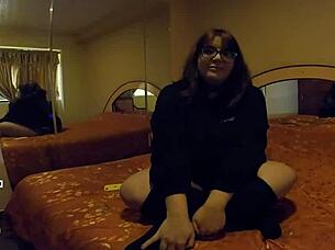 me follo a esta chubby hermosa llamada mimi en su cuarto