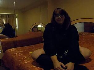 me follo a esta chubby hermosa llamada mimi en su cuarto