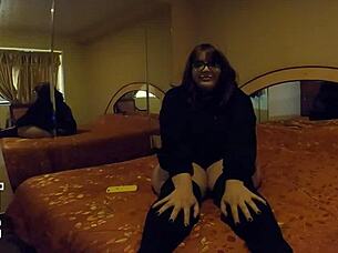 me follo a esta chubby hermosa llamada mimi en su cuarto