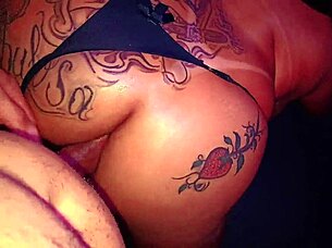 Fodendo o cuzinho da gostosa safada moans wildly