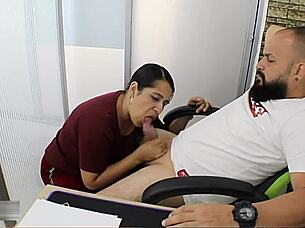 Caliente trato con jefe por sueldo con cum on tits explosion