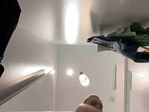 bbw teen masturbates wet in changing room