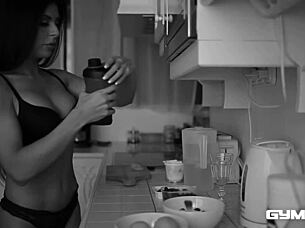 Gym Stunner Inna Innaki Drains Trainer Hard!