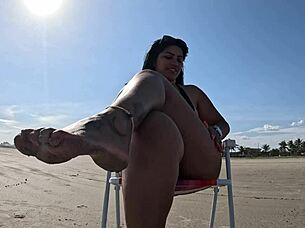 morena safada masturbates squirts publicly on beach