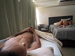 MORENA MILF TREPANDO COM PAUZUDO NEGRO ENQUANTO MARIDO CORNO ASSISTE ORGY!