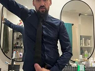 😍 hung daddy jerks massive cock and explodes cum like beast 💦