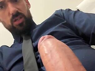 😍 hung daddy jerks massive cock and explodes cum like beast 💦