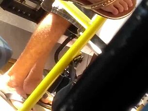 novinha do pezinho perfeito agita no busão parte 1 🚍👣😍