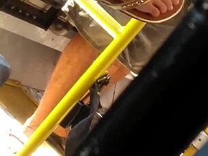 novinha do pezinho perfeito agita no busão parte 1 🚍👣😍