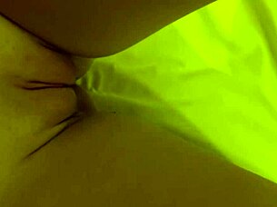 Sexy skinny babe Jinxxxy gropes ass on bed