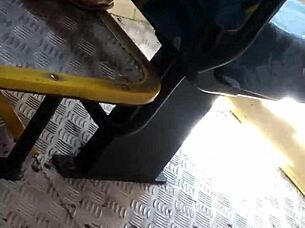 novinha do pezinho perfeito agita no busão parte 1 🚍👣😍