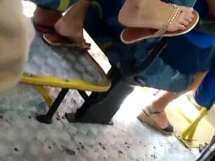 novinha do pezinho perfeito agita no busão parte 1 🚍👣😍