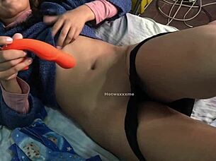 morocha argentina vibra su coño mojado