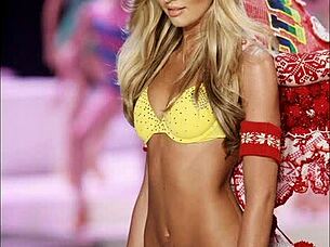 b SEXY BIKINI MODEL STRUTS HER CURVES