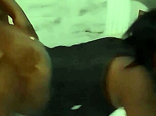 Devorando a buceta peluda e gozando no cu enorme da madura