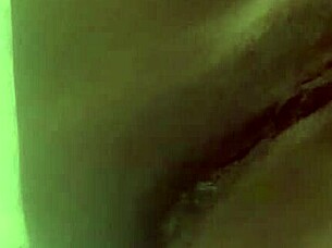 EBONY BABE GAPS HER ASS WITH HUGE TOY SOLO!