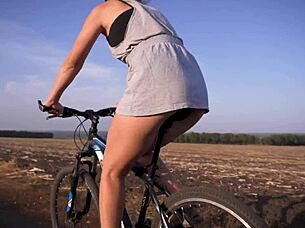 cycling outside flashing ass under miniskirt 😏🍑