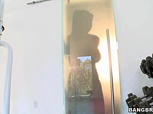 Hey fitness milf lisa ann with big tits looks so hot babe brunette