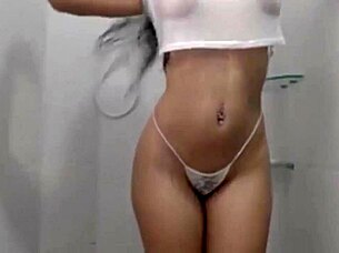 thick ass spreads slit while twerking seductively!
