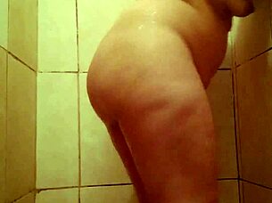 pregnant latina jully ninfetinha washes swollen wet pussy