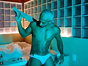 come fuck me in this bubbly bath as i stroke my muscular cock