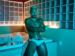come fuck me in this bubbly bath as i stroke my muscular cock