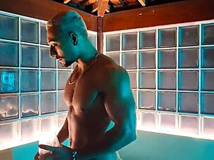 come fuck me in this bubbly bath as i stroke my muscular cock
