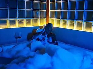 come fuck me in this bubbly bath as i stroke my muscular cock