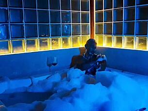 come fuck me in this bubbly bath as i stroke my muscular cock