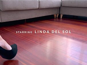 Linda del sol toys her dripping pussy to orgasm 😈💦