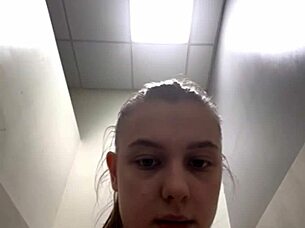 Curvy teen masturbates to orgasm outdoors publicly