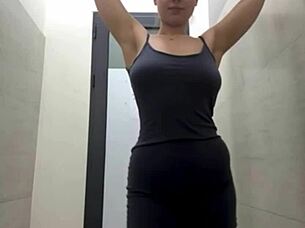 Curvy teen masturbates to orgasm outdoors publicly