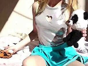 bonneyuwu masturbates cutely with plushies in the sun