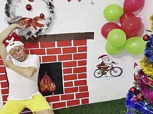 Muscular latina leads bodybuilder into christmas fucking game