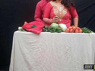 street vendor indian milf fucked doggystyle in open market creampie