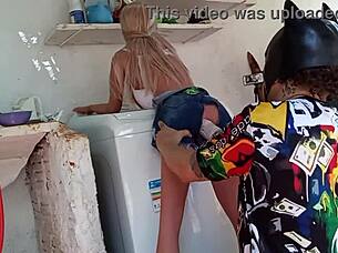 gostosa esposa traindo com sex toy outdoor