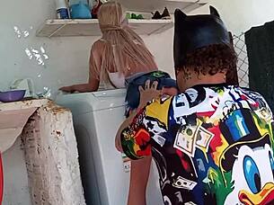 gostosa esposa traindo com sex toy outdoor