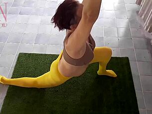 regina noir's panty-free yoga stretches into gym tights rip