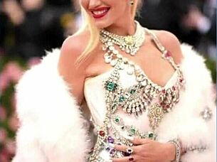 Wanna jerk off watching gwen stefani's sexy long legs?