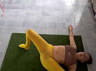 regina noir's panty-free yoga stretches into gym tights rip