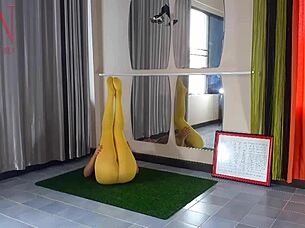 regina noir's panty-free yoga stretches into gym tights rip