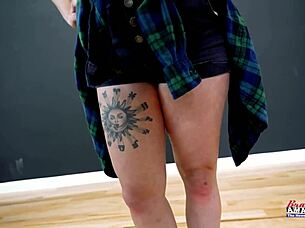 Bewitching Blonde Gwen Deepthroats for Halloween Cumshot Treat