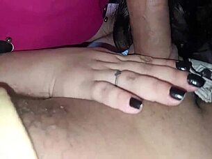 mamando su pene duro hasta que explota en mi boca