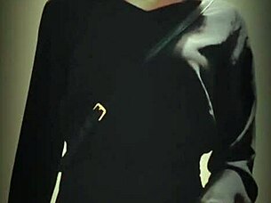 Watch this cute Taiwanese ladyboy stroke her monster cock to public cumshot?