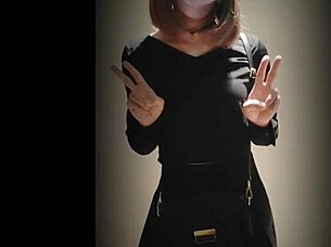 Watch this cute Taiwanese ladyboy stroke her monster cock to public cumshot?