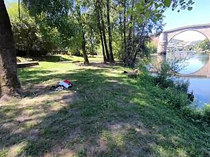 A stranger surprises her with a beach pussy massage