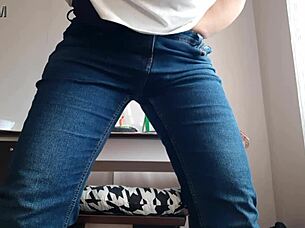 hey, watch this hot secretary masturbate right in her office