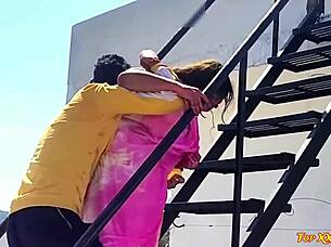 भाभी को छत पर होली रंग लगाकर ताबड़तोड़ चोदा दिया!