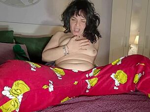 mmm this hot milf dildo fucks her hairy pussy till she squirts hard