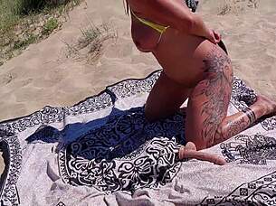 Good bitch takes hard beach pounding 😈🍑💦
